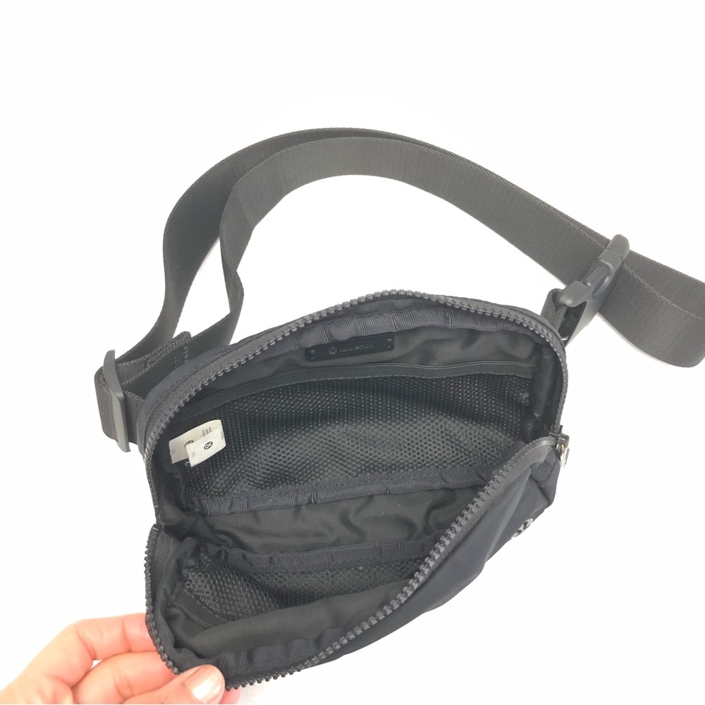 Lululemon Everywhere Belt Bag Large 1L  in Solid Black USED - Picture 8 of 11